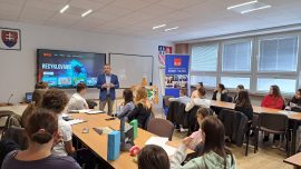 Žiaci základných škôl prezentovali svoj klimatický odkaz pred europoslancom Robertom Hajšelom